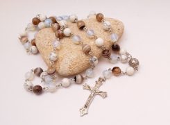 Ručno rađena brojanica od poludragog kamenja – Ahata, Havlita i Mesečeve reke